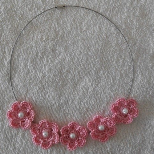 Collier fleurs rose  crochet.