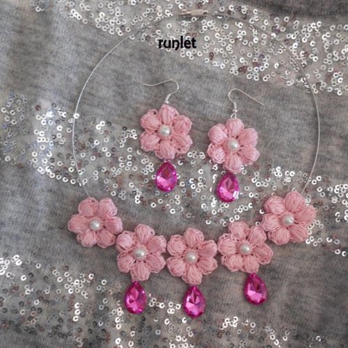 Parure bijoux fleur rose au crochet boucles d'oreilles et collier