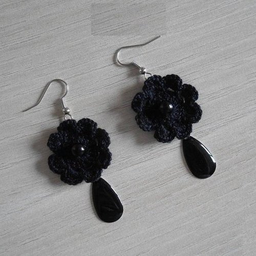Boucles d'oreilles fleur noire au crochet