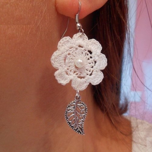 Boucles d'oreilles fleur blanche au crochet