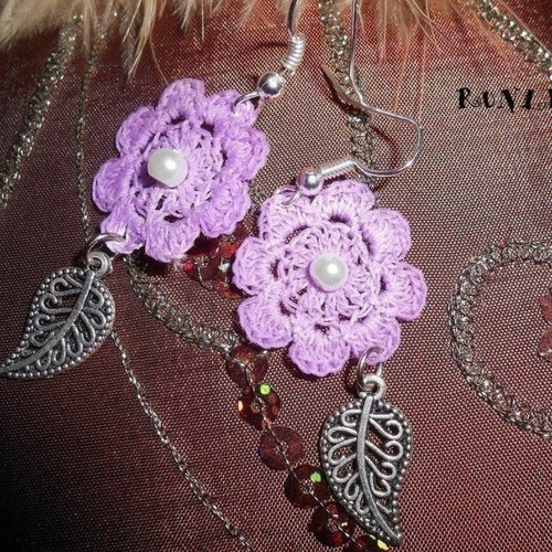 Boucles d'oreilles fleur violet au crochet