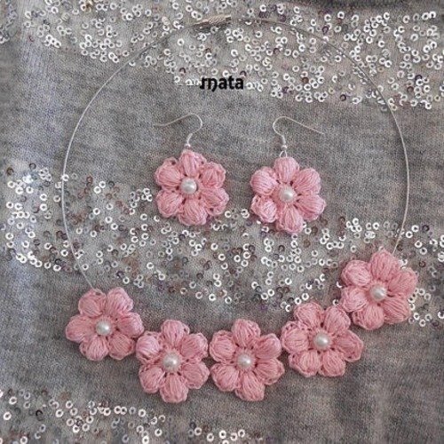 Parure bijoux fleur rose au crochet, boucles d'oreilles et collier