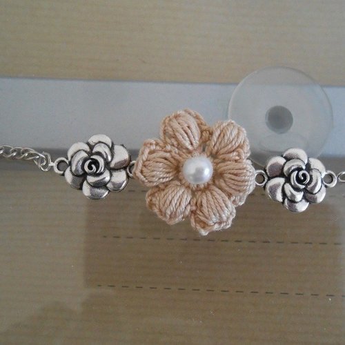 Bracelet fleur beige au crochet