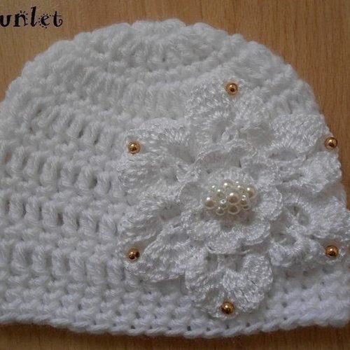 Chapeau bébé fille en laine pour la naissance et le baptême