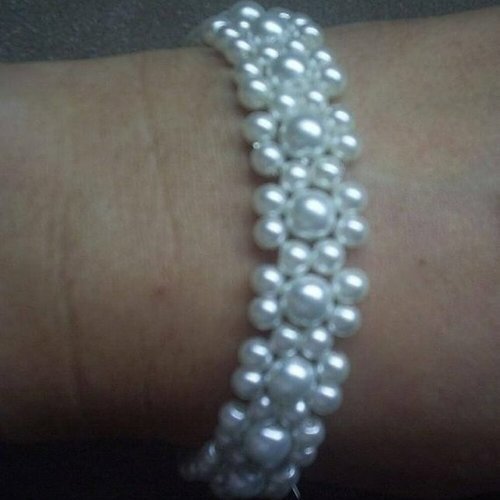 Bracelet femme fleur blanche en perles de verre