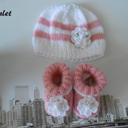 Ensemble bébé bonnet tricoté main chaussons cadeau.
