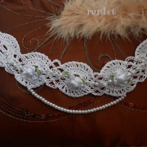 Collier choker blanc en dentelle au crochet..