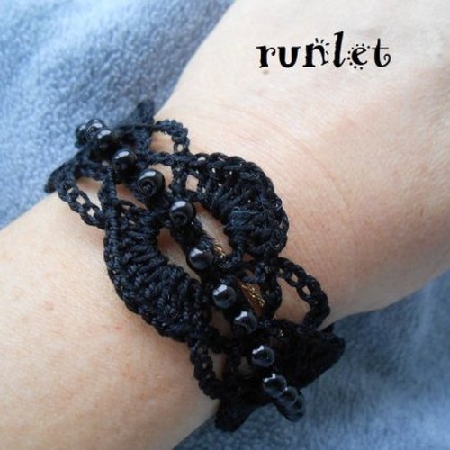 Bracelet en dentelle noire au crochet