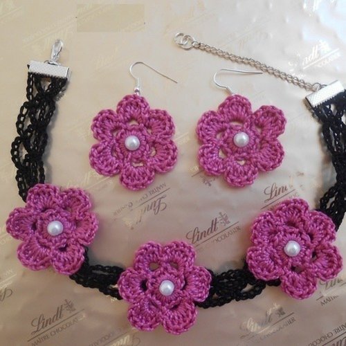 Parure bijoux crocheté  noir fleurs rose