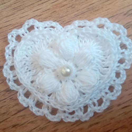 Fleur coeur  au crochet,pièce à acrocher,fleur a coudre.