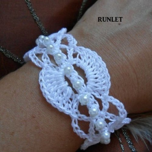 Bracelet  en dentelle  au crochet avec perle.