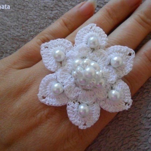 Bague fleur au crochet.