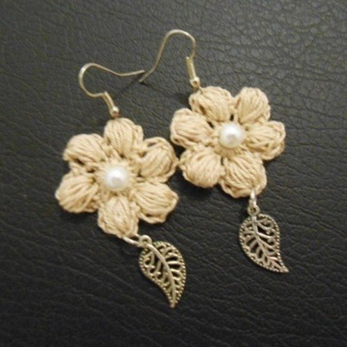 Boucles d'oreille fleur beige au crochet.