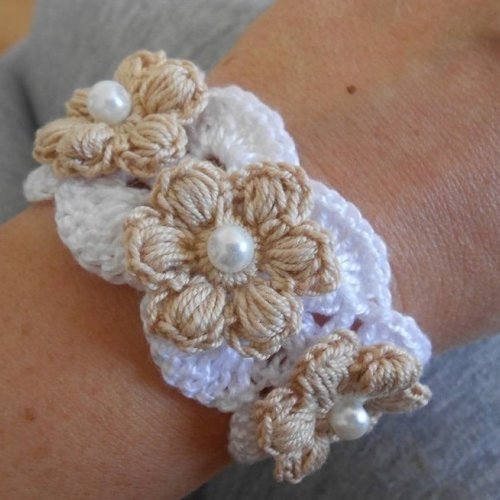 Bracelet  fleur au crochet.