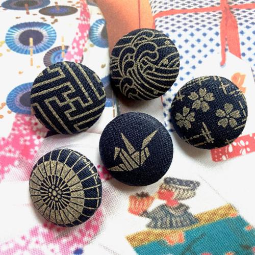 Bouton en tissu bleu marine or fleur japonaise fleur grue origami motif