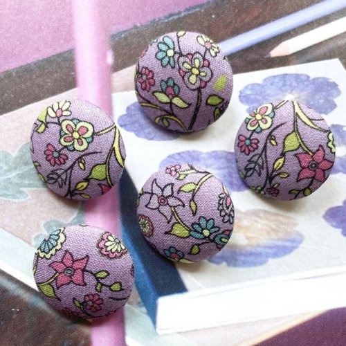 Bouton en tissu de fleurs rose violet fait à la main pour robe manteau jupe chemise