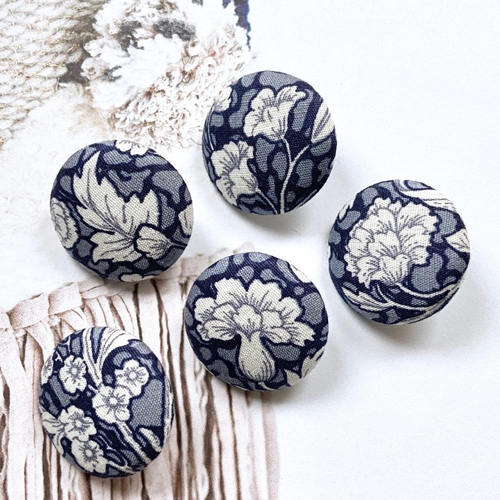Bouton recouvert en tissu bleu marine fleuri fleurs manteau robe chemise