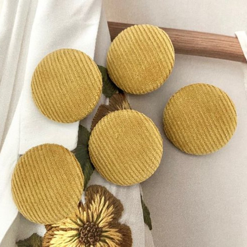 Bouton recouvert en tissu velours côtelé milleraies jaune moutarde manteau robe chemise