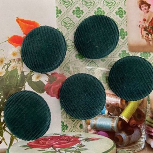Bouton recouvert en tissu velours côtelé milleraies vert foncé manteau robe chemise