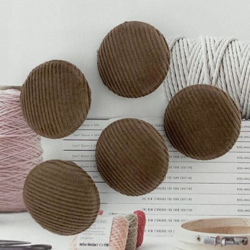 Bouton recouvert en tissu velours côtelé milleraies chocolat brun marron manteau robe chemise