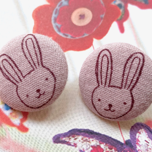 Grand bouton recouvert en tissu lapin sur lavande violette pour enfants manteau robe