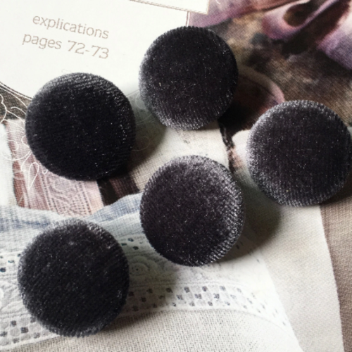 Bouton recouvert en tissu velours gris foncé manteau