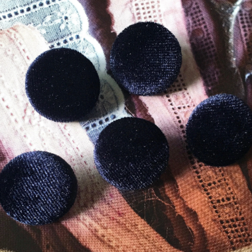 Bouton recouvert en tissu velours marine bleu manteau