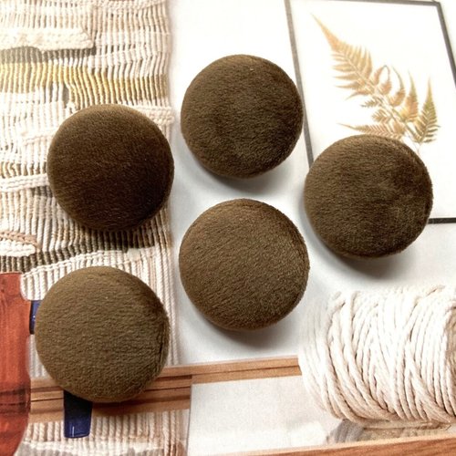 Bouton recouvert en tissu velours marron café manteau
