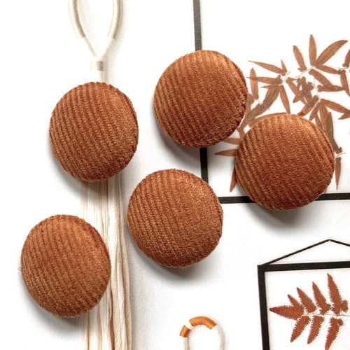 Bouton recouvert en tissu velours côtelé milleraies marron caramel manteau robe chemise