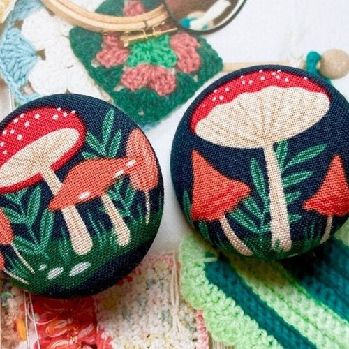 Grand bouton recouvert en tissu champignon forestier forêt bleue rouge manteau