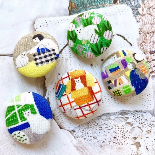 Grand bouton recouvert en tissu fille chat ville coloré manteau robe