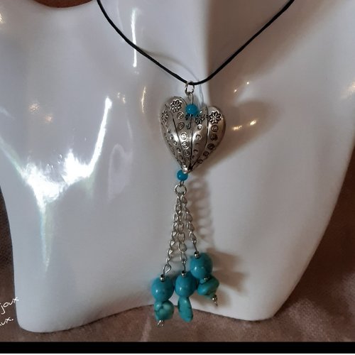 Collier pendentif  cœur avec perles de howlite