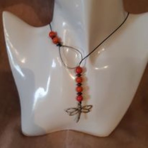 Collier orange et jaune avec pendentif libellules.