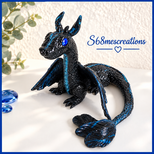 Figurine dragon miniature noir et bleu en pâte fimo - statuette de créature fantastique en argile polymère fait main