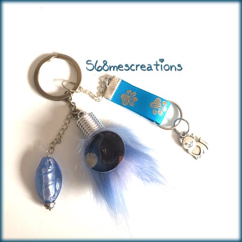 Porte clés ou bijoux de sac pompon bleu,blanc, chat noir