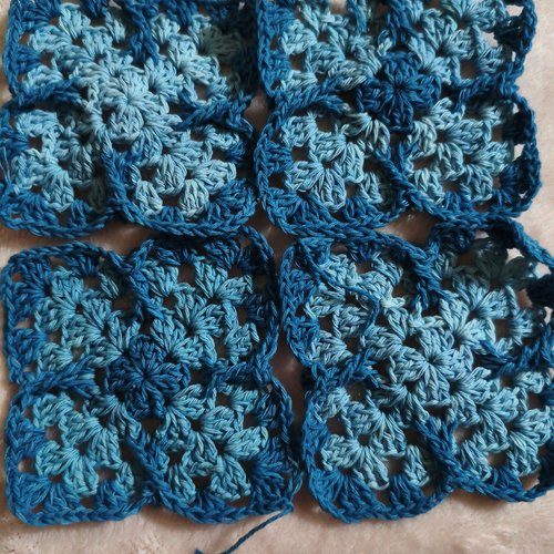 Lot de 4 carrés granny au crochet fait main de 7 cm au centre et de 8 cm sur le côté