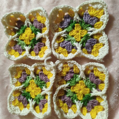 Lot de 4 carrés granny au crochet fait main de 8 cm au centre et 9 cm sur le côté