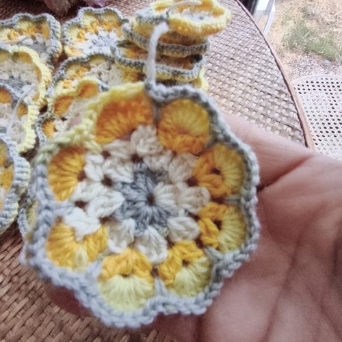 Lot de 16 petites fleurs au crochet fait main multicolore
