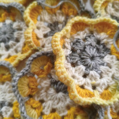 Lot de 17 fleurs au crochet fait main