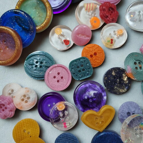 Boutons en résine époxy faits main – øtoutes tailles– créations uniques et colorées