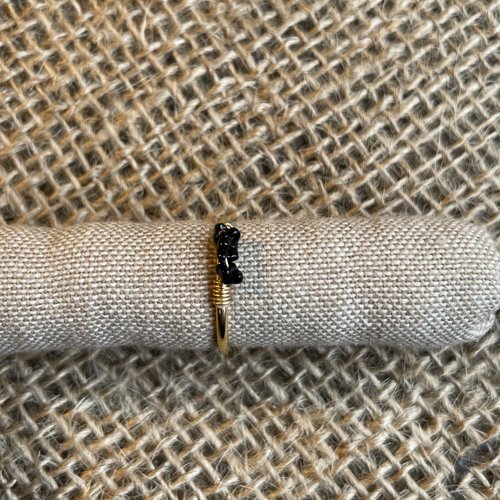 Bague dorée perles noires