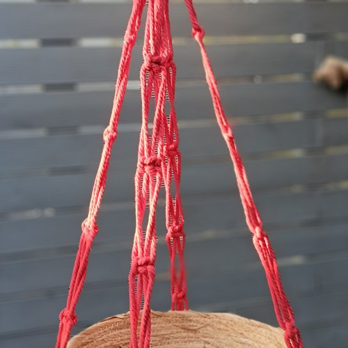Suspension macramé pour plante rouge