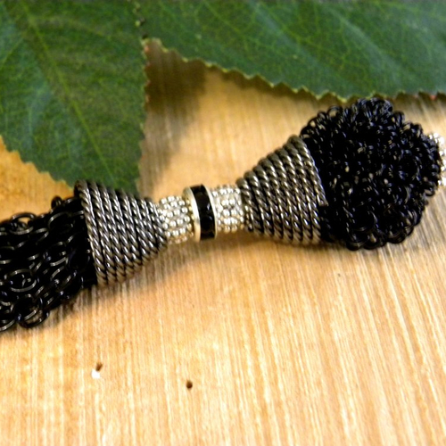 Pompon bicolore chaîne en métal, pendentif pampille pompon chaîne en métal, pendentif pampille noir