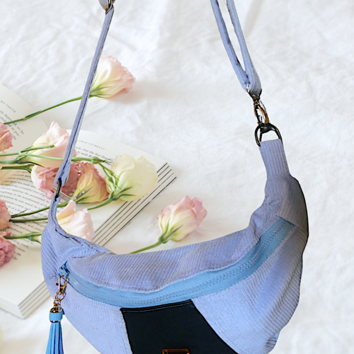 Sac banane velours bleu et cuir noir