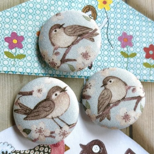3 gros boutons en tissu oiseau printemp dear stella 3.2 cm