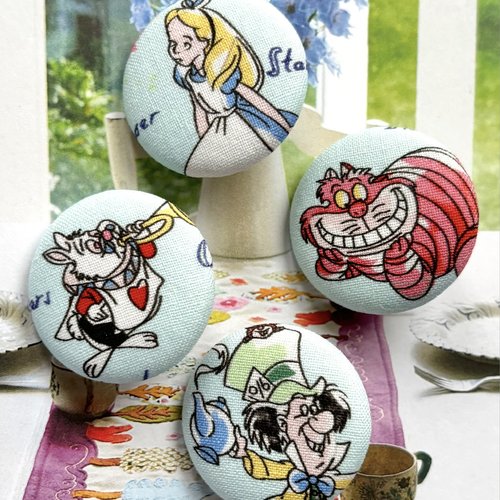 4 gros boutons en tissu alice au pays des merveilles 3.2 cm