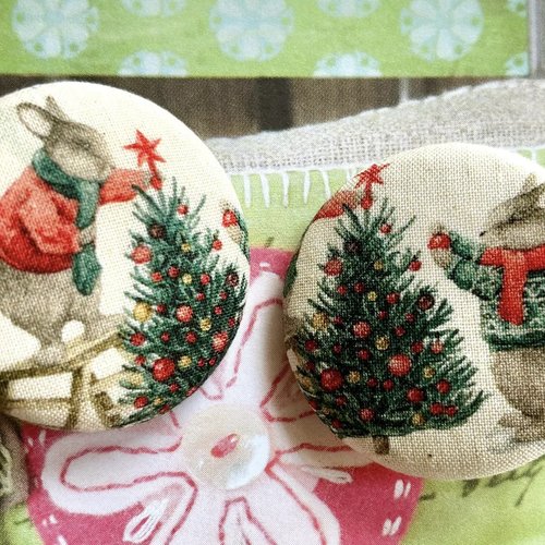 2 gros boutons recouvert en tissu lapin sapin noel crème vert