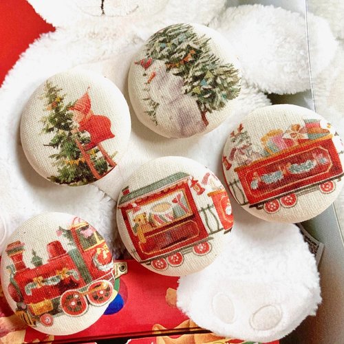 5 gros boutons recouvert en tissu les lutins de noël train crème