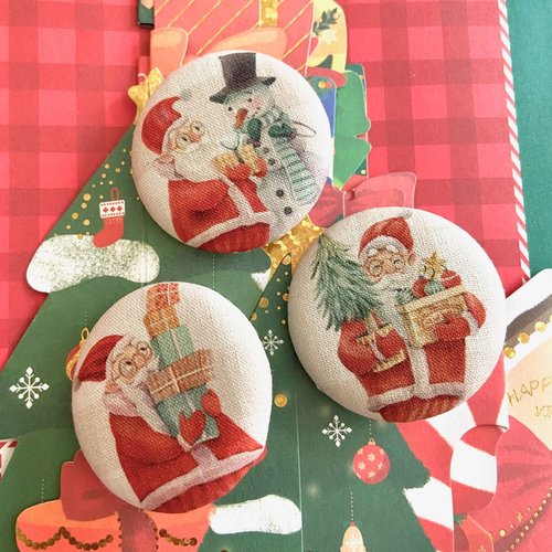 3 gros boutons recouvert en tissu père noël crème