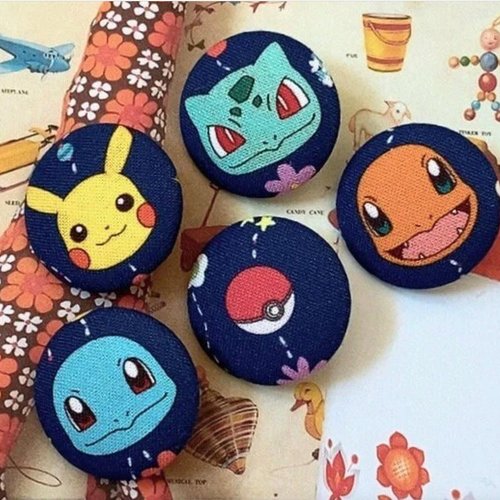 5 gros boutons recouvert en tissu pokemon enfant jeu 3 cm